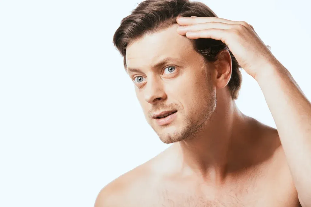 Entradas pronunciadas en hombres: tratamientos para recuperar la línea capilar
