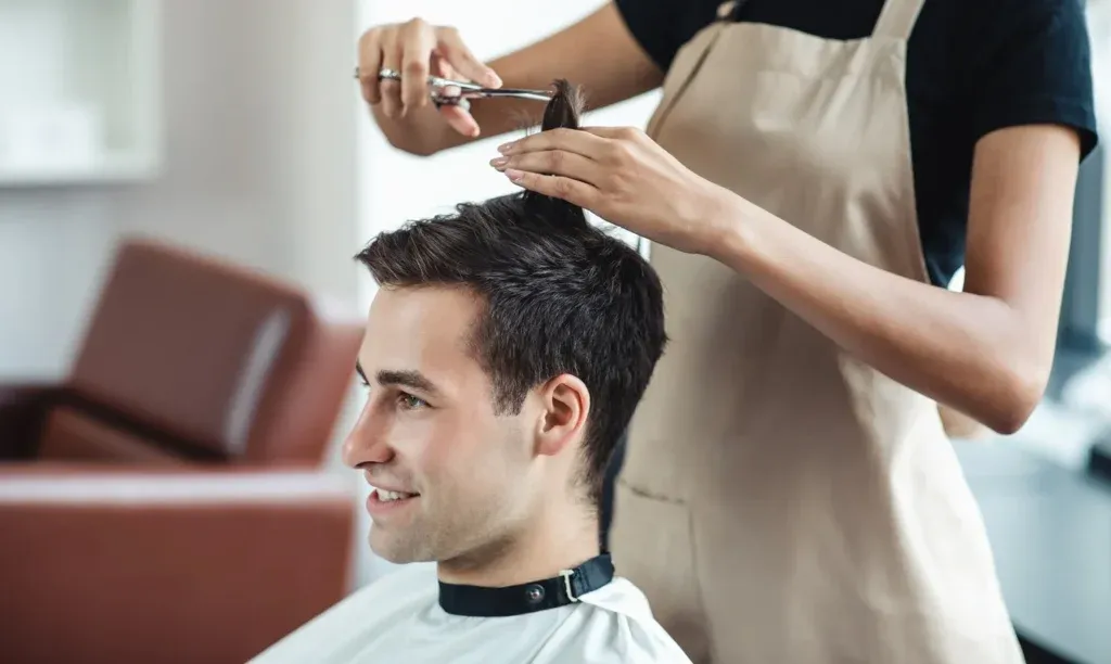 ¿Cuándo puedo cortarme el pelo después de un injerto capilar? Recomendaciones según la fase de recuperación