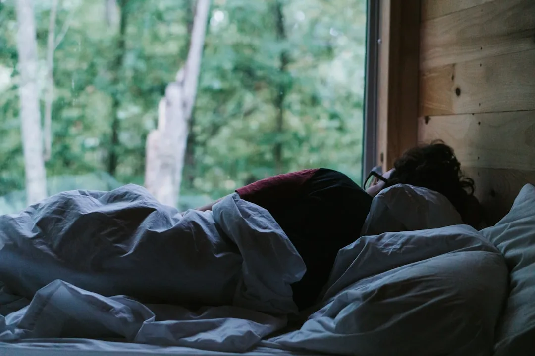 Cómo dormir después de un injerto capilar: postura, almohadas y las primeras noches