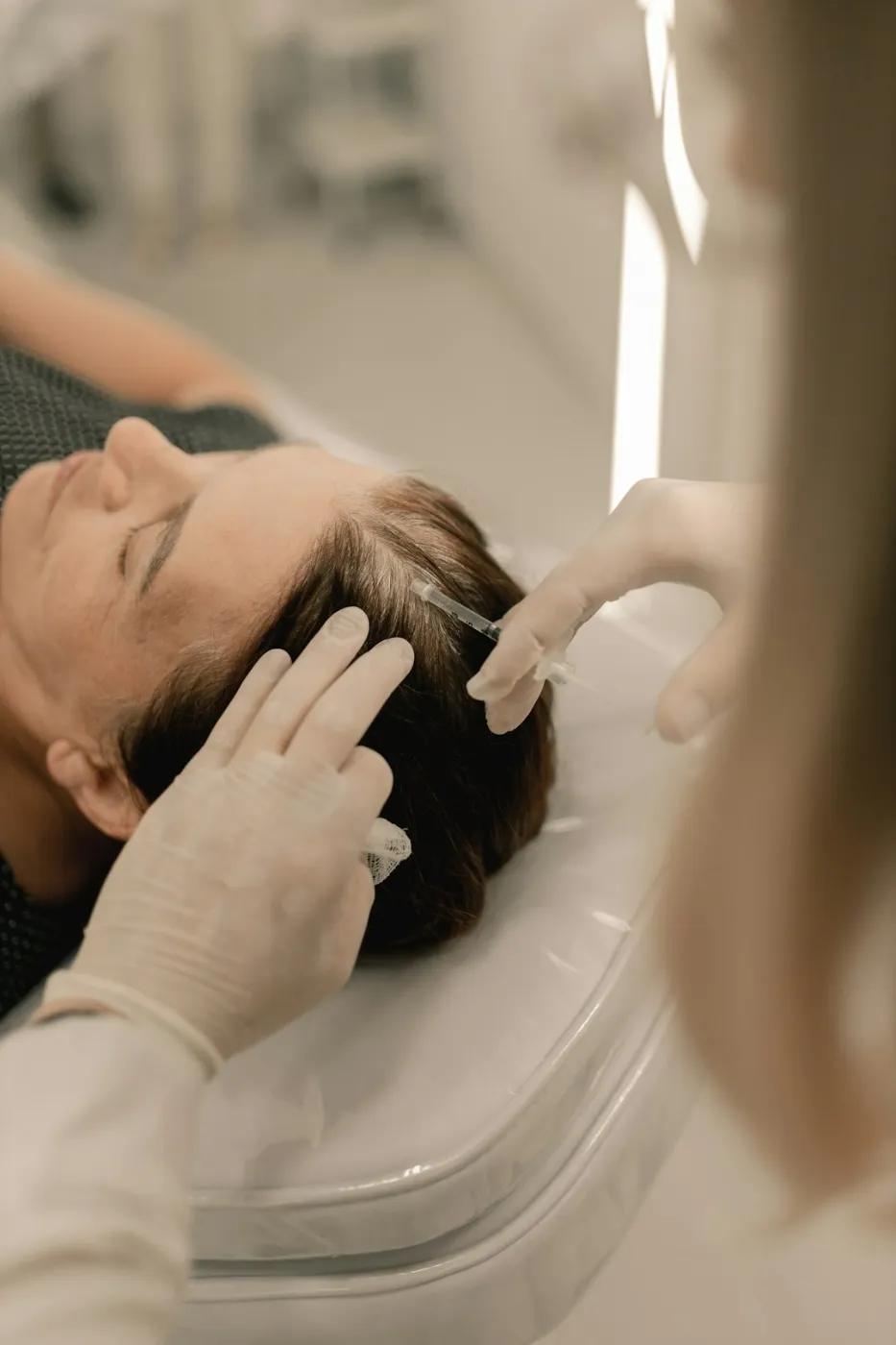 ¿Duele un injerto capilar? Qué se siente de verdad durante y después de la cirugía